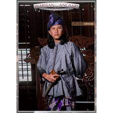 Baju melayu terbahagi kepada dua bahagian iaitu baju (kemeja lengan panjang) dan seluar panjang serta dilengkapi dengan samping dan songkok. Baju Melayu Tradisional Busana Melayu Baju Sikap Rekaan 4 Shopee Malaysia