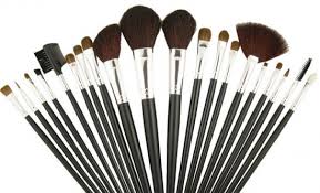 Tienen un tono claro al final de las cerdas para que puedas ver la cantidad de base que usas. Las Brochas De Maquillaje Y Sus Funciones Consejos De Belleza