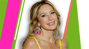 Andrea Hoy's Instagram, Twitter & Facebook