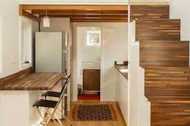 Untuk para pencari inspirasi rumah kayu minimalis dua tingkat, cobalah meniru hunian cantik yang berikut ini. 10 Desain Rumah Kayu Untuk Lahan Sempit