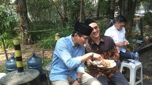 Gudeg.net provides the latest news information about hotels, tours, car rentals, culinary, education gudeg bu pudji yogyakarta. Sandiaga Uno Dan Ustadz Yusuf Mansur Makan Ketoprak Dan Gudeg Jogja Tribunnews Com Mobile