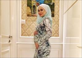 Azrinaz mazhar binti hakim mazhar anteriormente bruneian pengiran isteri ( princesa consorte ) azrinaz mazhar (nacida el 28 de septiembre de 1979) es la nacida en malasia y anteriormente la tercera esposa del instagram. Azrinaz Mazhar Hakim Belanja Gambar Baby Bump Sensasi Selebriti