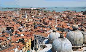 Венеция съела это огромное сооружение изнутри так, как термиты съедают деревянный каркас. Italyanskij Gorod Veneciya Mirovoj Turizm