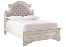 Realyn twin upholstered daybed with 1 large storage drawer b743b15. Realyn King Panel Bed Ivan Smith Furniture