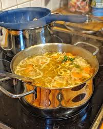 Huhnersuppe Klassisch Das Einfache Rezept Rezept Rezepte Huhnersuppe Huhnersuppe Klassisch