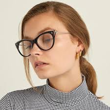 Des montures de lunettes de vue pour femmes à parcourir. Il Est Venu Le Temps Des Lunettes De Vue Originales Madame Figaro
