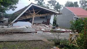 Guncangan dirasakanm sangat kuat, hingga membuat warga lari berhamburan keluar rumah untuk mencari tempat yang aman. Update Gempa Malang 16 Bpbd Kabupaten Kota Se Jatim Laporkan Dampak Kerusakan Okezone Nasional