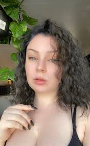 Hey! I'm Pjorkie! Come and hang out with me if you're not doing anything 🤭  I will be playing a variety of games today as weekends are usually my  longer streams🫟 Please