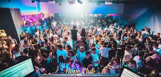 Aucune date de réouverture n'est annoncée pour la réouverture des boîtes de nuit. Discotheque Manche Ouverture Du Hope Club Nouvelle Discotheque A Cherbourg