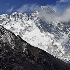 Sie trägt einen roten fleecepulli und bekam ihren namen wegen der leuchtend grünen bergstiefel. Bergdrama Am Mount Everest Mit Vier Toten Hintergrunde Unklar Welt News