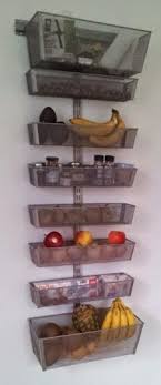 Faire Un Porte Fruits Legumes Mural Pour La Cuisine A Partir D Elements De Dressing Rangement Legumes Idee Deco Cuisine Agencement Cuisine