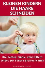 kleinen kindern die haare schneiden wenn eltern selbst zur schere greifen haare schneiden kindern haare schneiden kinder haar