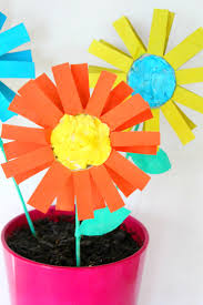 One of our favorite flower crafts for kids to make, and one that we receive the most photos from our readers is this simple construction paper flower craft. How To Make Paper Flowers For Kids With Toilet Paper Rolls