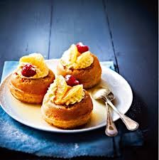 Petits Babas Au Rhum Clementines Et Fruits Rouges Baba Au Rhum Delicieux Desserts Alimentation