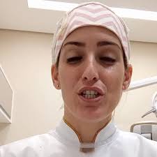 Dra. Maria Fernanda Monteiro de Souza CROSP 86167 Hoje vamos começar com  dica de como iniciar o dia com uma dica muito básica e boa. Lave seu rosto  com...