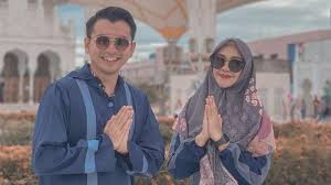 Seperti yang diketahui, setelah putus dari reza surya, ria dikabarkan dekat dengan harris vriza. Kekecewaan Reza Surya Pasca Putus Dari Ria Ricis Tidak Bisa Dipaksa Halaman 2 Banjarmasin Post