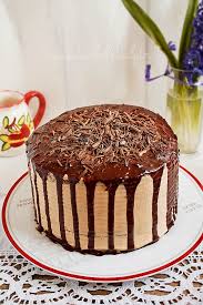 Pentru cremă 300 g zahăr 2 lingurițe făină 200 ml lapte 2 gălbenușuri 300 g unt. Tort De Ciocolata Cu Crema Caramel Dulciuri Fel De Fel