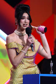 Dua lipa performs her single levitating at the 2021 grammy awards. U5rruw8nrvbbvm