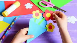 Los mejores regalos para comprarle a mamá arreglos de flores/chocolates algo que nunca falta el día de las madres son las flores, y qué mejor forma de entregarlas que acompañadas de alguna postal con chocolates o algún tipo de postre, como unos pastelillos, y así agradecer a mamá por todas las veces que hornea. 7 Ideas De Tarjeta Para Felicitar El Dia De La Madre 2021 La Neta Neta