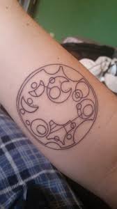 Tattoo style 1 tattoo dr who tattoo gallifreyan tattoo orianna league of legends circular gallifreyan desenho tattoo geek out tardis. Tattoos Org We Re All Stories In The End Written In Circular