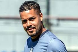 Atacante vive expectativa pelo retorno e fala sobre o momento da equipe na  Série B