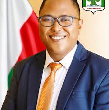 URGENT Te hifikitra mafy amin'ny toerany i Rivo Rakotovao ka mitady ny  fomba rehetra hanafoanana ny fifidianana, miketrika miaraka amin'ny TIM  hanakorontanana ny fifidianana izy, fantatra fa nandefa taratasy tany  amin'ny CENI