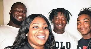 Green_lg 8 pg bklt gate grad vellum.indd