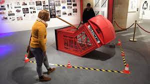 Share images of banksy works and other sightings here. News Im Video Ausstellung In Munchen Zeigt Banksy Werke Stern De