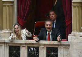 Adorni afuera y Santilli adentro: el giro que sacude la interna libertaria