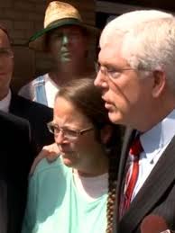 Ky. clerk Kim Davis thanks supporters