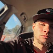 Hi guys! I'm looking for a new headset for my boyfriend, idk much about  gaming or headphones so I'll take your recommendations because he's a  fellow rainbow player and I heard sound