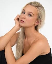 Holly Kelly's Instagram, Twitter & Facebook