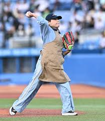 度会ママが始球式 元ヤクルトの夫・博文さんが笑顔で見守る 捕手役 ...