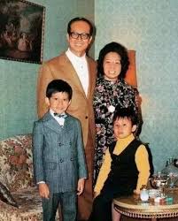 简介：萬變社會，不變承諾。 李嘉誠先生的第三個兒子，致力拓展公益事業的深度和闊度，支持香港和中國內地的教育和醫療項目。 标签：李嘉誠 李嘉誠基金會 慈善公益 慈善活动 教育 醫學. ä¸Žå¤§33å²æŽå˜‰è¯šç›¸æ‹29å¹´ ä¸€ç›´æ²¡æœ‰ååˆ† å'¨å‡¯æ—‹è¿™ä¸ªå¥³äººå¹¶ä¸ç®€å•