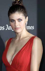 Actress Alexandra Daddario shared for the first time an image in which you  can see her baby's eyes. The detail immediately drew attention, since the  child inherited the intense blue eyes that