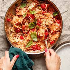We Re Loving This Healthier Spin On Tuna Noodle Man Is It Satisfying Pasta Recipes Recipes Olive Pasta Recipes