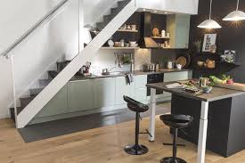 Un Gain De Place Avec Une Cuisine Sous L Escalier Stairs In Kitchen Kitchen Under Stairs Kitchen Inspiration Design
