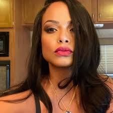 Christina Milian telah menambah foto baru