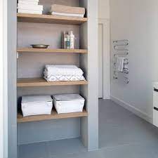 met deze wandplank van massief hout creeert u gemakkelijk een praktische oplossing voor opbergruimte tussen 3 wanden de badkamer badkamer nis badkamer planken