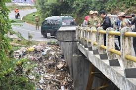 Untuk menanggulangi sampah plastik beberapa pihak mencoba untuk membakarnya. Buang Sampah Di Sungai Tiga Warga Diperiksa Polisi Wonosobo Halaman All Kompas Com