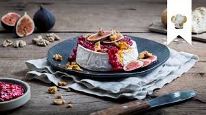 Gebackener Camembert I Rezept Mit Beeren Nussen Und Feigen Edeka Lebensmittel Essen Rezepte Gebackener Camembert