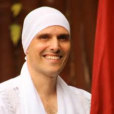 A verdadeira luz não grita, apenas brilha. Ela nasce do silêncio da alma e  se reflete no olhar de quem aprendeu a servir com amor. O caminho do  espírito é simples: sorrir