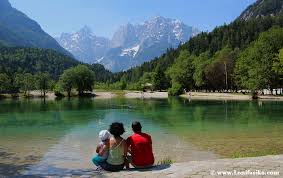 Eslovenia es un lugar de peregrinaje para realizar senderismo y uno de los lugares más solicitados es el parque nacional debido a la orografía de eslovenia cuenta con escenarios únicos como el valle de soca, aquí acuden los más sibaritas del rafting, buscando. Viajar A Eslovenia Con Ninos Guia De Viaje Consejos Y Ruta En Coche Lonifasiko