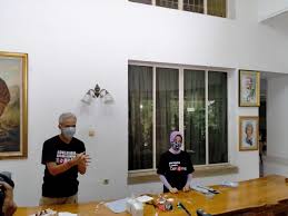 Video berdurasi lima menit diunggah ganjar pranowo di akun instagramnya. Saat Gubernur Ganjar Dan Istri Kompak Bikin Masker Sendiri Pemerintah Provinsi Jawa Tengah