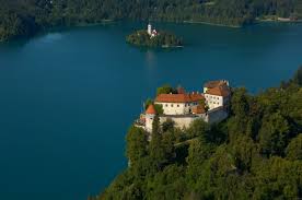 Ma wszelkie warunki do tego, aby móc konkurowac z grecja, hiszpania. Bled Slowenia Jezioro I Slynny Kosciol Na Jeziorze