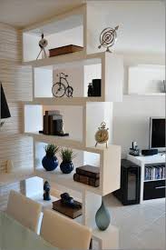 Pour les délimiter, l'option la plus évidente revient à placer entre les deux un meuble destiné à faire office de cloison partielle. Etagere Separation Salon Salle A Manger Comment Amenager Un Petit Salon Amenagement Petit Salon Separation Salon