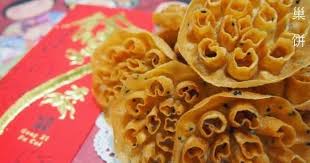 蜂巢饼材料 糯米粉100克粘米粉100克玉米粉100克鸡蛋5粒 糖100克椰浆250毫升做法 1 将所有的材料搅拌均匀成米糊 过滤 2 烧热炸油 将蜂巢饼模放入热油中浸 cooking recipes cooking recipes