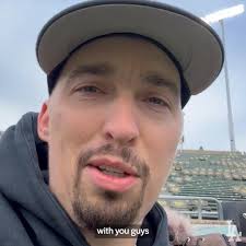 Eric Karros & Shawn Green congratulate Dave Roberts