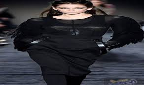 كايا جيربر تجذب الأنظار عن جيجي حديد ولارا ستون Fashion Style Goth