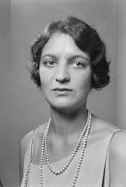 Alisa Bruce's Instagram, Twitter & Facebook